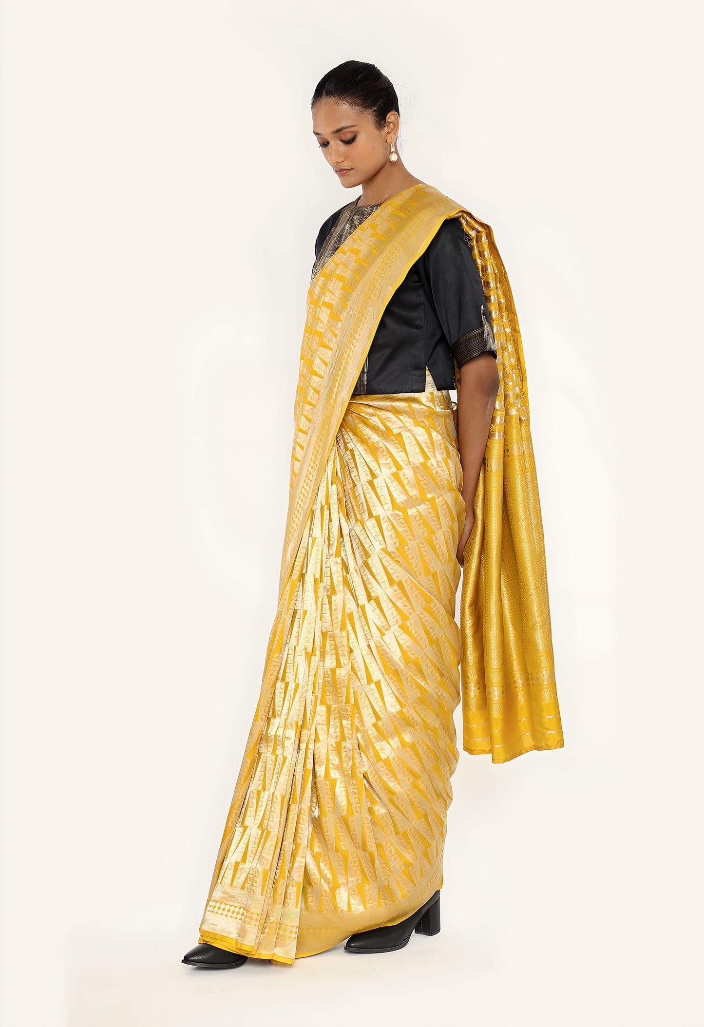 Dhari – Sunehri Saree